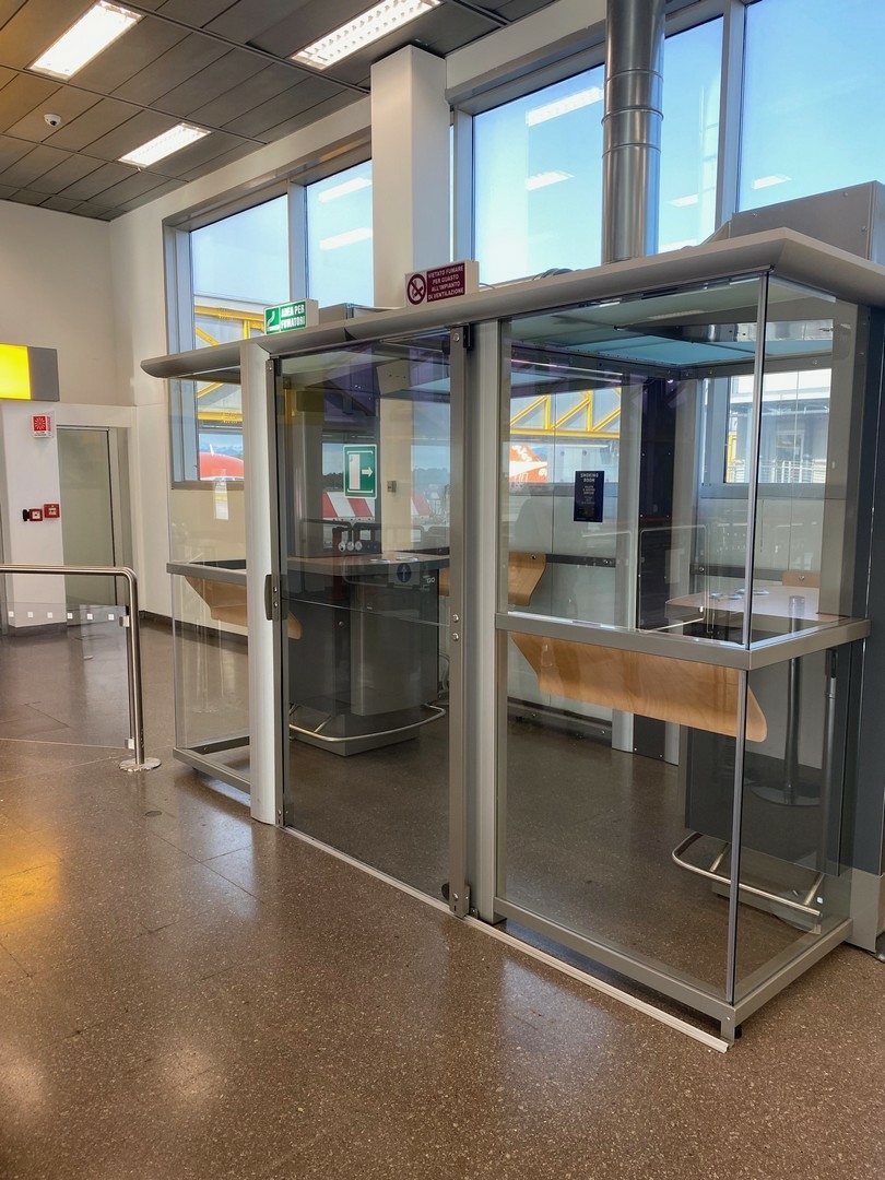 Cabina fumatori locale partenza voli aeroporto