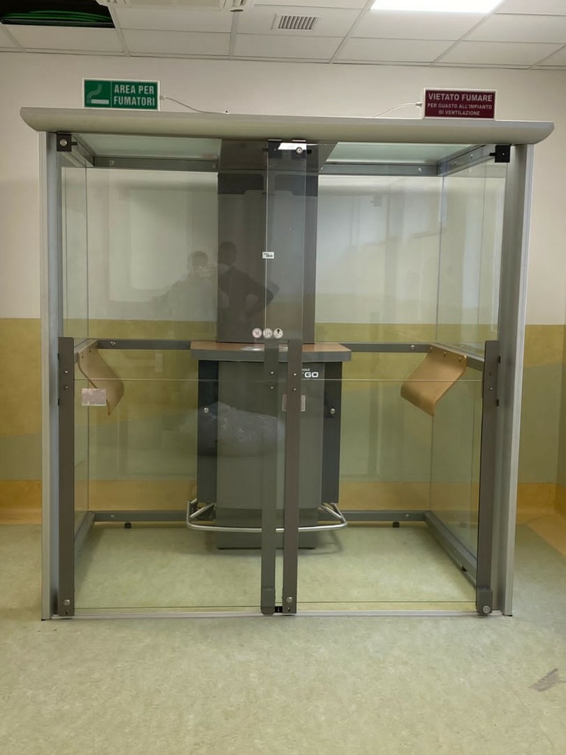 Cabina fumatori ESPACE con porte scorrevoli a chiusura automatica