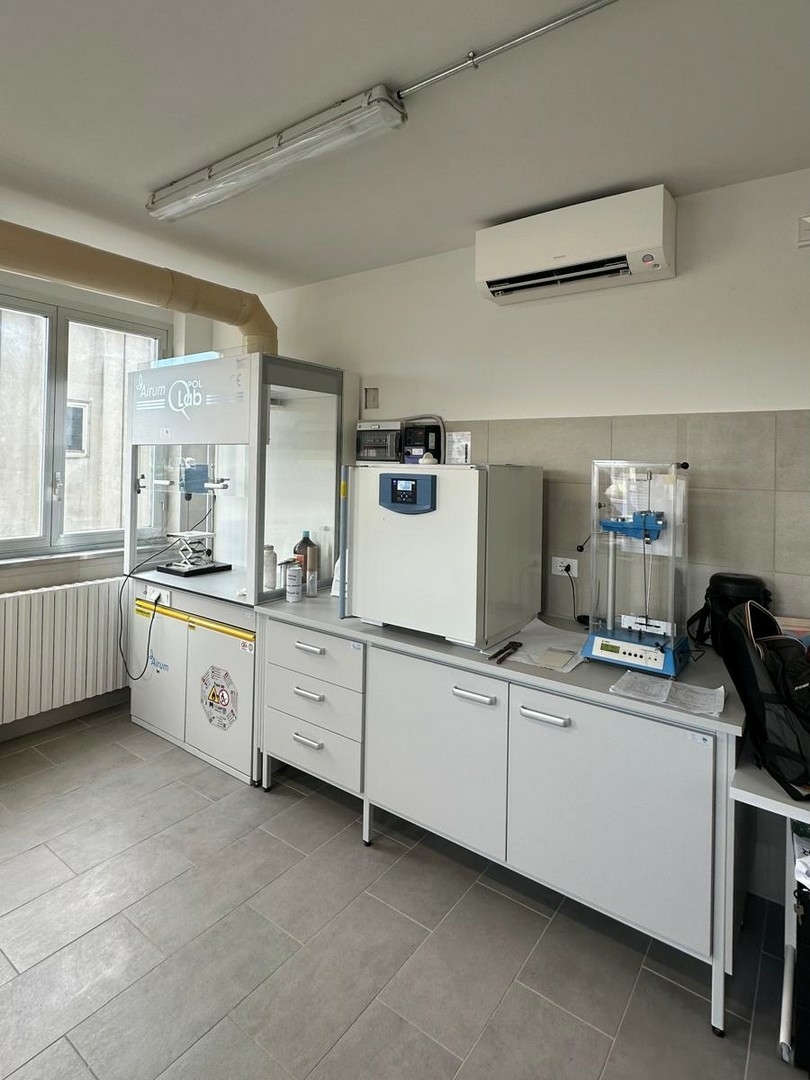 Tavoli da laboratorio ed armadietti con sportelli