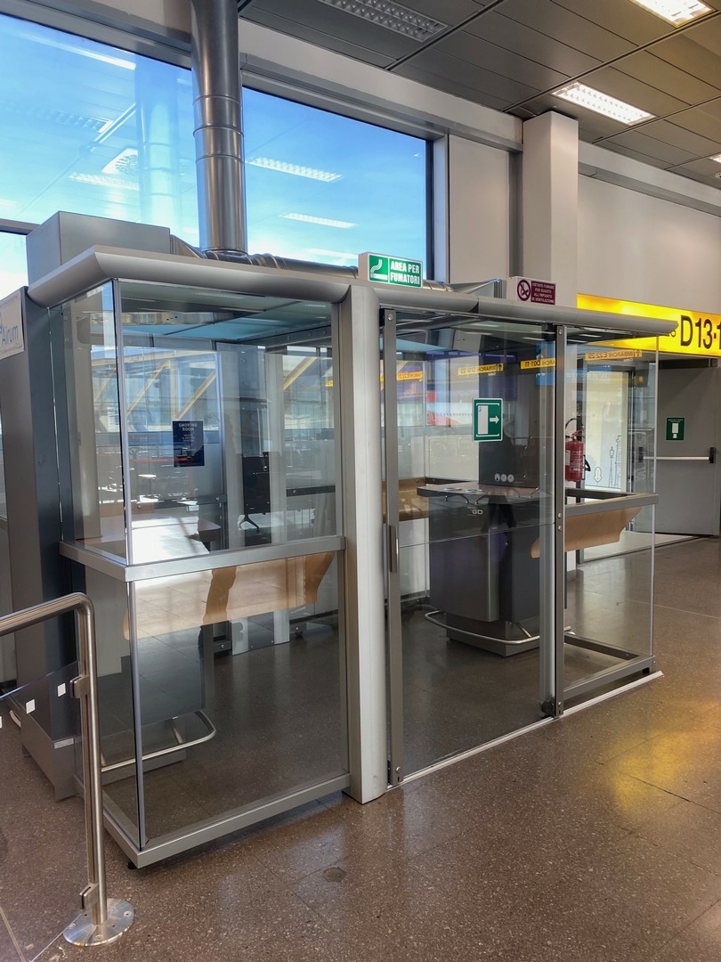 Cabina fumatori per fumatori in scalo aeroportuale